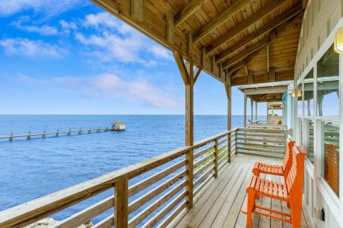Flour Bluff Casa | Waterfront Shared Boat Dock Pool w Views Ariel’s Grotto by AvantStay