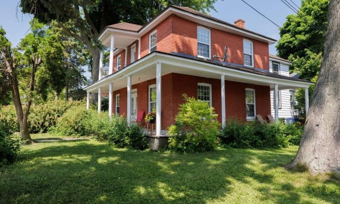 Pointe Claire Casa | Waterfront Spacious 4-bedroom house with WiFi and AC in gorgeous Pointe-Claire