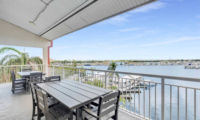 Meadows Condominio | Waterfront "St. Croix" Penthouse, Pool, Dock, Pet