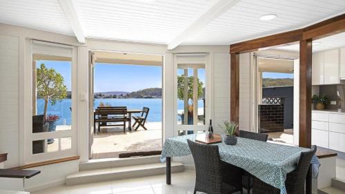 Blackwall Casa | 'Waterfront Studio' by HolidayCo