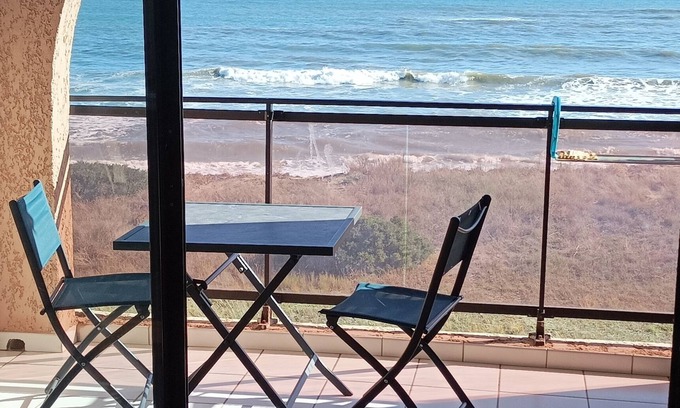 Moriani-Plage Apartamento | Waterfront studio, sea-view terrace, direct access to the sea, parking.