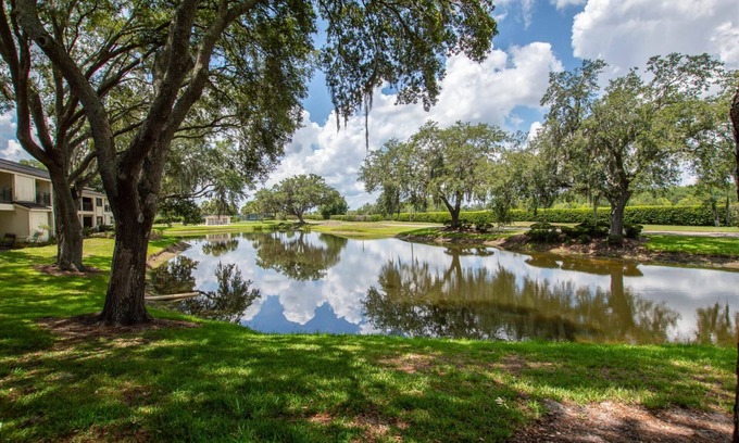 Wesley Chapel Condominio | Waterfront Studio w/ 2 Queen Beds, Patio & Smart TV – Cozy & Convenient for a Relaxing Getaway!