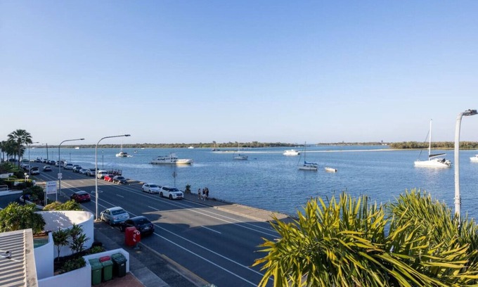 Labrador Casa | WaterFront Stunning Antique 4Rms/7Beds HolidayHome