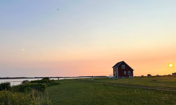 Darnley Cabaña | Waterfront Sunset Cove Cottage!