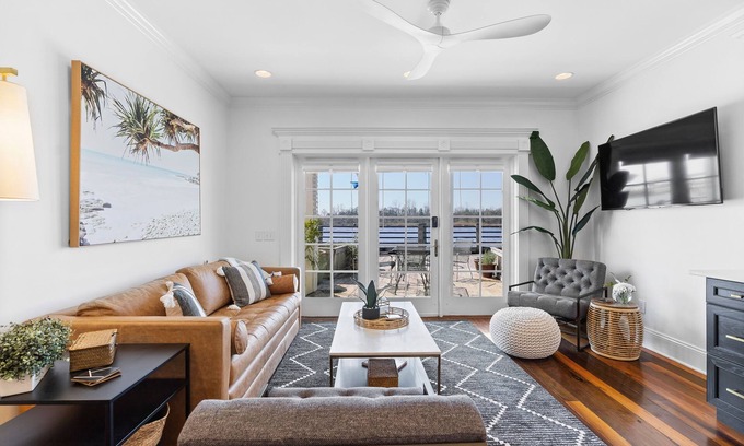 Riverwalk Condominio | Waterfront, Sunset Views! Historic Dwtn-King Bed-Luxury with Free Parking!