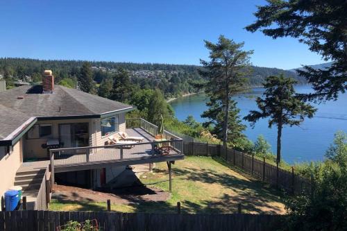 Adelma Beach Casa | Waterfront, Sunsets and Mountains