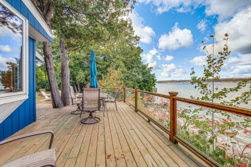 Suttons Bay Casa | Waterfront Suttons Bay Cottage with Fire Pit!