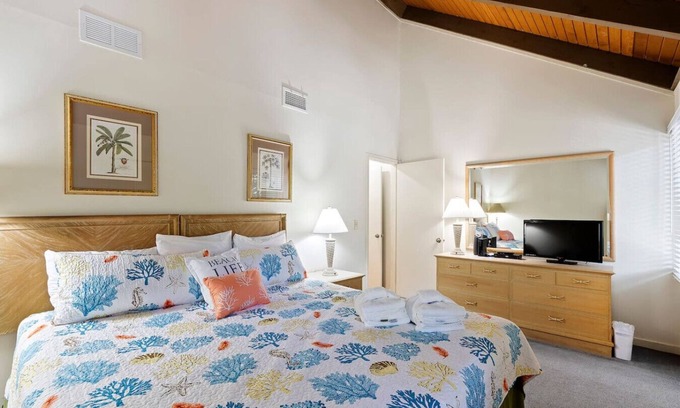 Oceanside Villa | Waterfront Treehouse, 5 Mins to Beach, Sleeps 8!