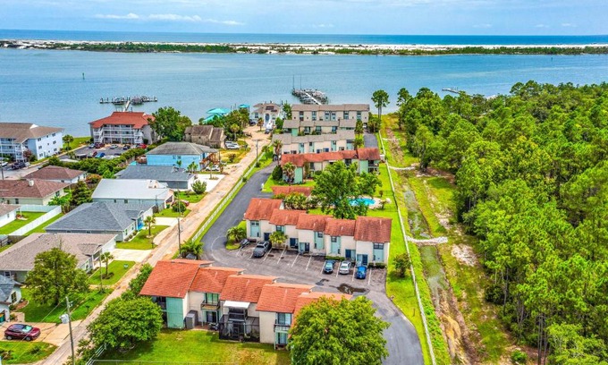 Mary Esther Casa | Waterfront Townhome about 10 Mi to Navarre Beach!