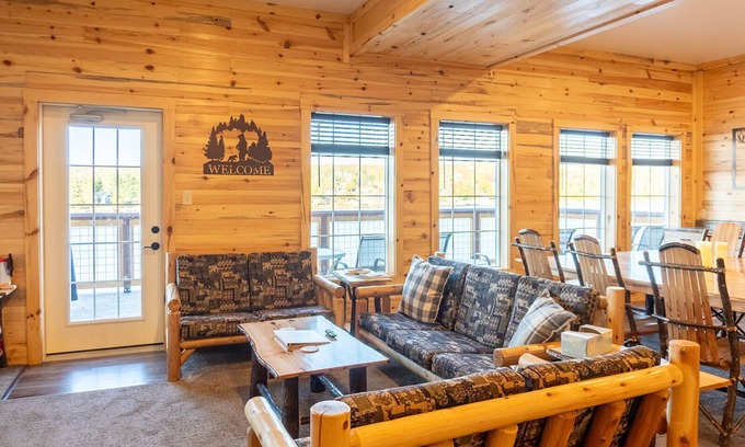 Houghton Cabina | Waterfront Trailside Cabin 23B