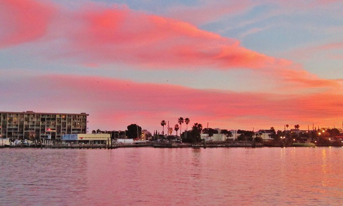 Capri Isle Apartamento | Waterfront Treasure Island Apartment w/Private Patio, Dock & John’s Pass Nearby