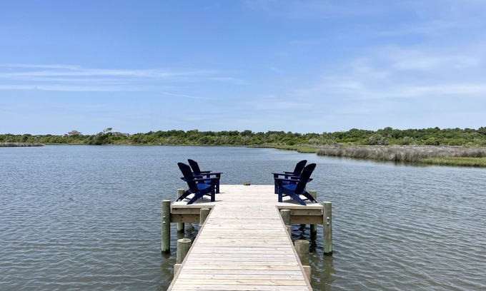 North Topsail Beach Casa | Waterfront Soundside Cottage With Private Dock - Steps To The Beach! Sleeps 4.