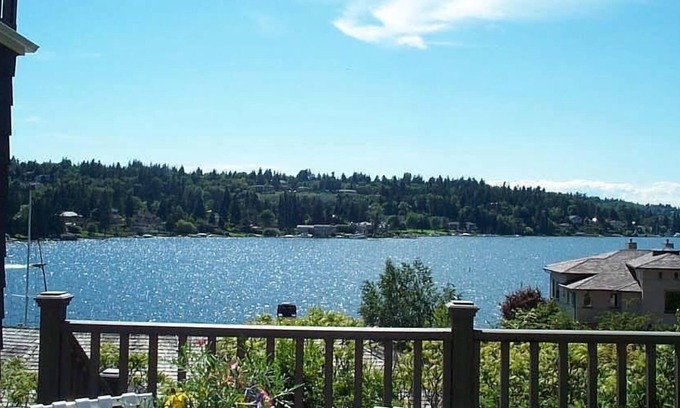 West Bellevue Cabaña | Waterfront View Cottage w / Lake WA Acceso de agua — Clasificación de 5 estrellas - Privado, sereno
