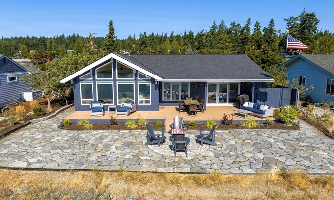 La Conner Casa | Waterfront View Retreat on Swinomish Channel – 2BR + Den - 30 Day Stay Min