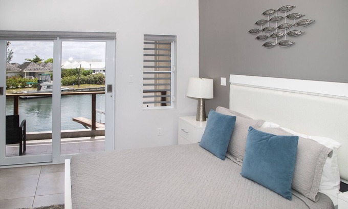 Jolly Harbour Chalet De Esquí | Waterfront Villa 246E South Finger, Jolly Harbour