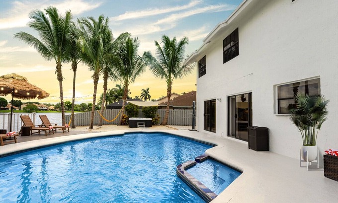 Pembroke Pines Villa | Waterfront Villa w/ Pool Game Room Cinema Spa