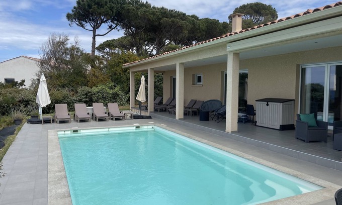 Calcatoggio Villa | Villa con los pies en el agua de la piscina