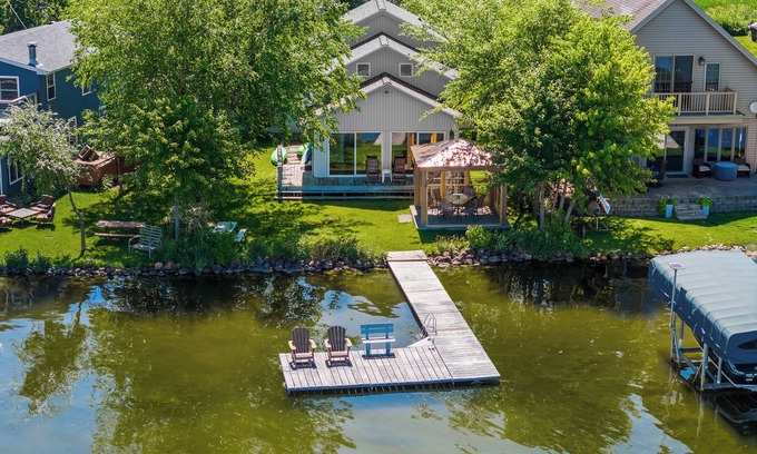 Lake Ripley Casa | Justo en el agua! Muelle privado, excelentes puestas de sol y natación