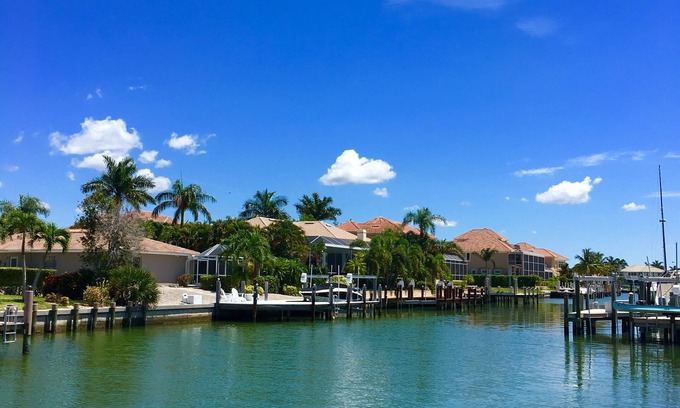 Marco Island Casa | Water Direct Canal Home, a solo 1 milla de la playa de Tigertail con piscina privada climatizada