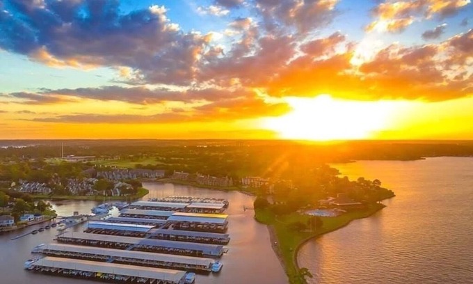 Walden on Lake Conroe Condominio | Waterfront Walden Lodge! Discounted Monthly Stays!