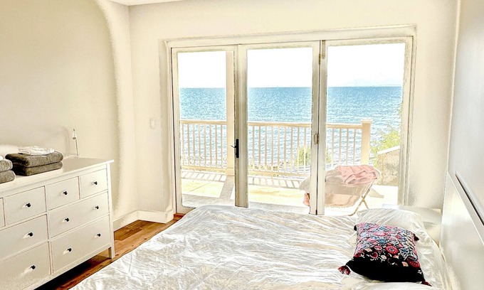 Roberts Creek Apartamento | Whale Watching Waterfront Apartment! Cozy & Private (Sleeps up to 4)!