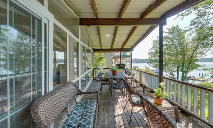 Kauneonga Lake Casa | Waterfront White Lake Vacation Rental!