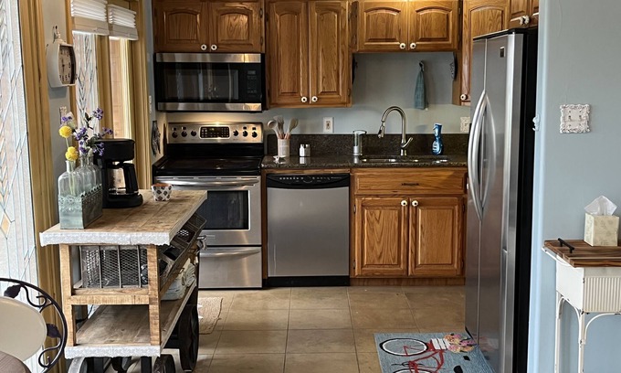 StarCrest Estates Casa | Waterfront Wildlife Cottage with Fishing Dock and Hot Tub