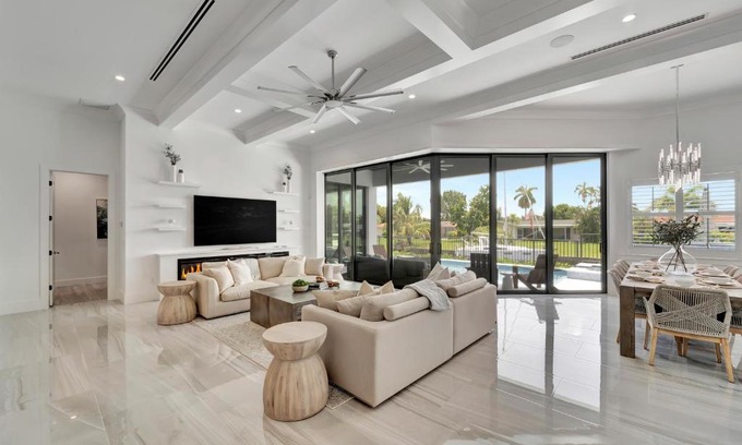 Yacht Club Casa | Waterfront Wine Down