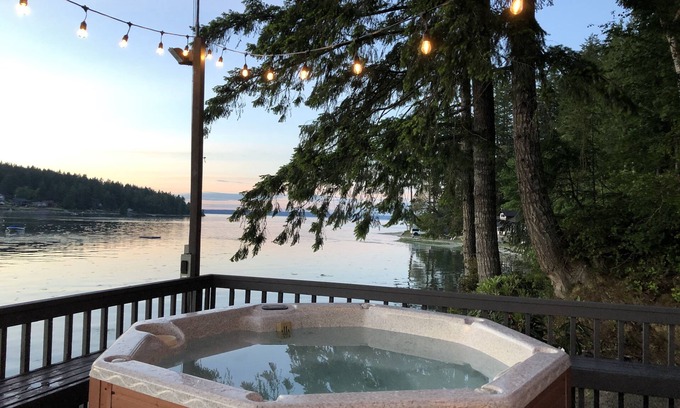 Home Casa | Waterfront with Hot Tub PNW Cabin