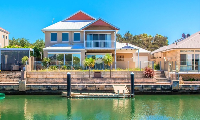 Dudley Park Casa | “WATERLILY HOUSE” - Luxury Mandurah Canal Holiday Home - Jetty, BBQ, Sleeps 14