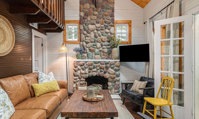 Grass Lake Cabaña | Waterloo Cottage - Beautiful Lakefront Cottage at Clear Lake Near Chelsea, MI.