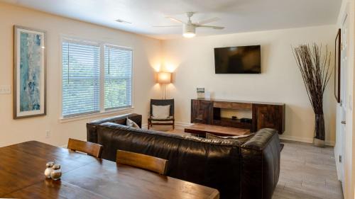 Waves Apartamento | Watermen's Cabana 2B - 2-Bed, 1-Bath - Walk To BEACH Access & PET Friendly!