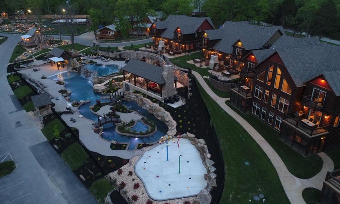 Indian Point Casa | WaterMill Cove Resort 8Bed Lakefront Lodge POOL LAZY RIVER 2 miles to SDC Dock