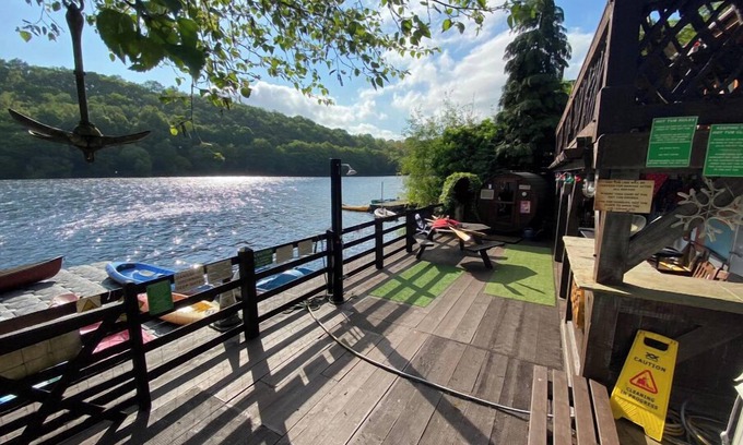 Horton Cabina | Waters edge boathouse Rudyard lake short breaks kayaks fishing hottub
