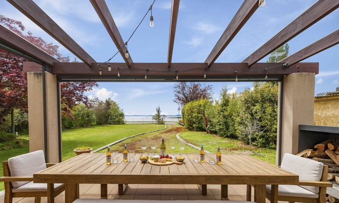 Motuoapa Casa | WATERS EDGE RETREAT - MOTUOAPA HOLIDAY HOME in Lake Taupo