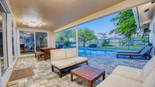 Weston Casa | WatersEdge - Lakefront Beauty, Saltwater Pool
