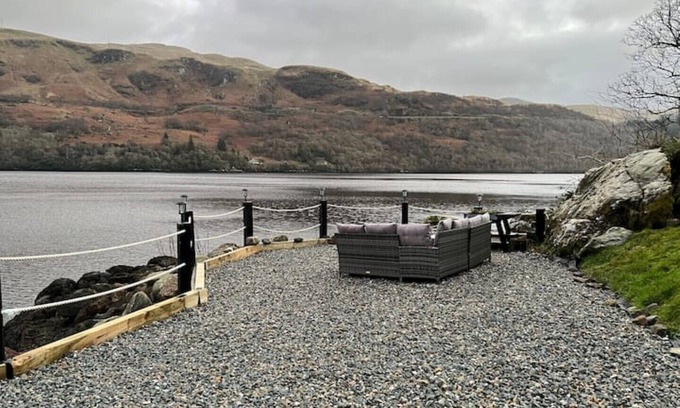 Arrochar Cabaña | WATERSIDE 3 BED COTTAGE, HOT TUB, SAUNA, PVT BEACH