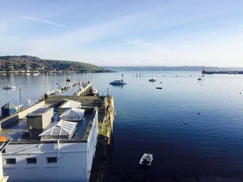 Mylor Churchtown Apartamento | Waterside apartment, central Falmouth, Vi-spring king bed, gated parking