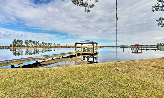 Belhaven Casa | Waterside Belhaven House & Cottage w/ Porch & Dock