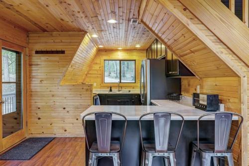 Wright City Casa | Waterside Cottage with Hot Tub