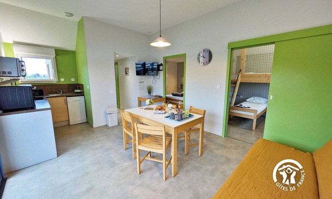Villiers-Charlemagne Cabaña | Chalet de pesca para 5-7 personas con terraza, juegos, y muelle privado en entorno verde