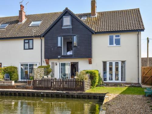 Irstead Casa | Waterside