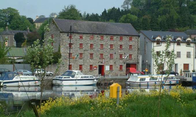 Tinnahinch Casa | Waterside Guesthouse