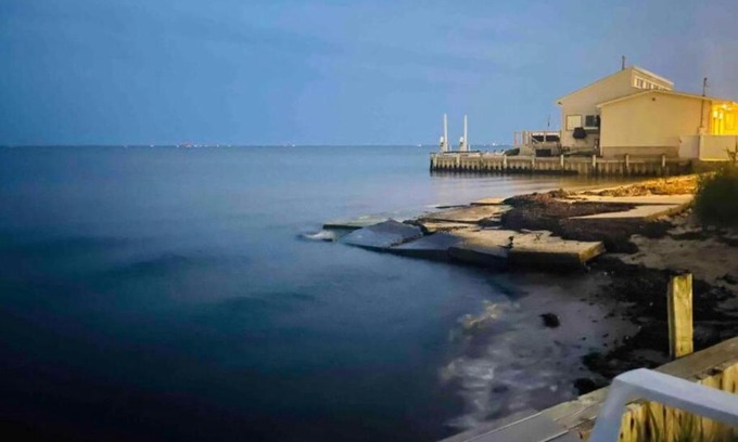 Copiague Casa | waterside studio plus 2 master bedroom 1full bathroom back entrance beach view canal docks Wifi code