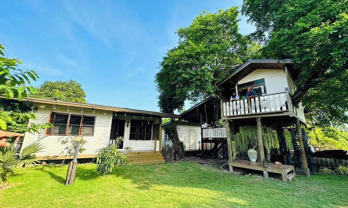 Thap Yao Casa | Waterside Thai House, 10 minutes from Airport .