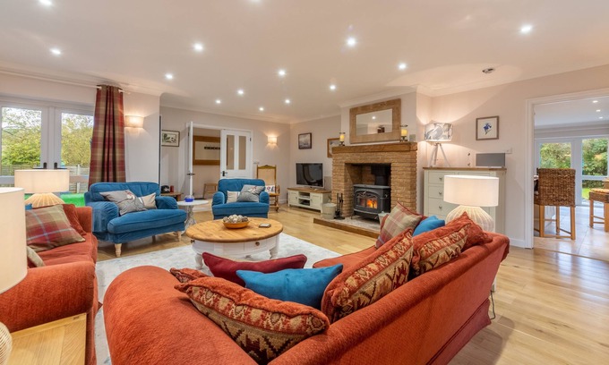 Wiveton Casa | Un hermoso bungalow separado con frente de pedernal, ubicado en gloriosos jardines