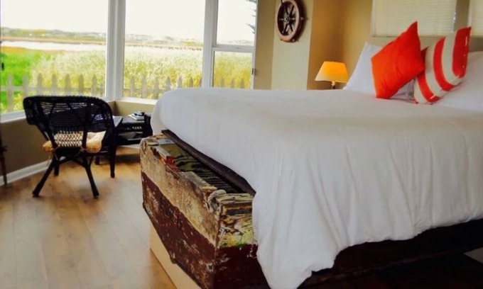 Moss Landing Casa | Habitación BoatHouse con ducha doble con vistas al agua.