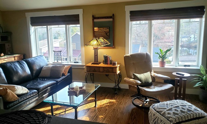 Greenville Apartamento | Waterview Retreat in Quiet Convenient Neighborhood, Big Yard, Pets Welcome