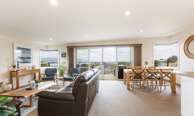Bicheno Casa | WATERVIEW VILLA, walk to REDBILL beach, VIEWS , NETFLIX
