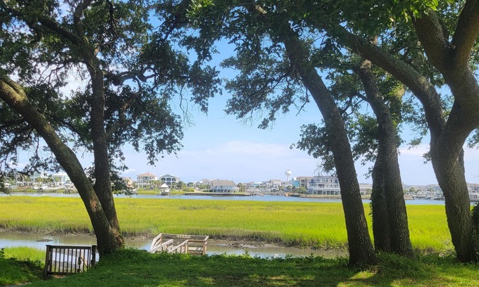 Ocean Isle Beach Casa | Waterway House 2 BR / 1 BA Capacidad para 6 Mascotas Ropa de cama WIFI Recientemente renovado